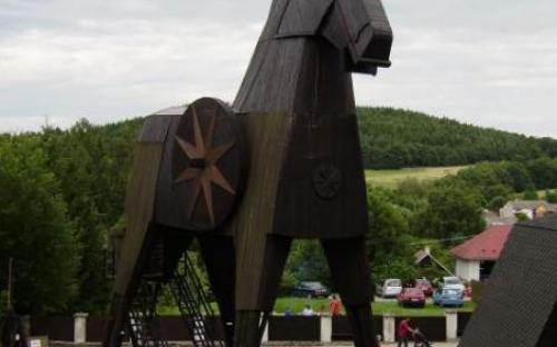 Trojský kůň na stadku pod hradem Bouzov 2011