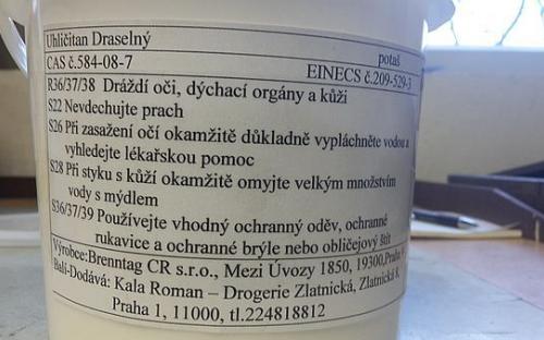 Zakoupené balení uhličitanu draselného – potaš